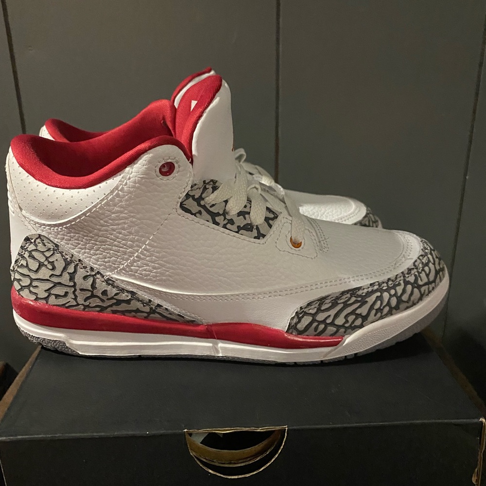 NIB Jordan retro 3’s cardinal red size 3Y